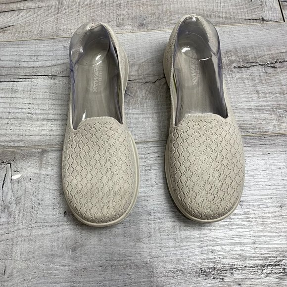 Skechers Womens Cream GOGA MAX Slip On Sneaker Size 9.5 Gen 5 Knit NEW - Picture 2 of 10